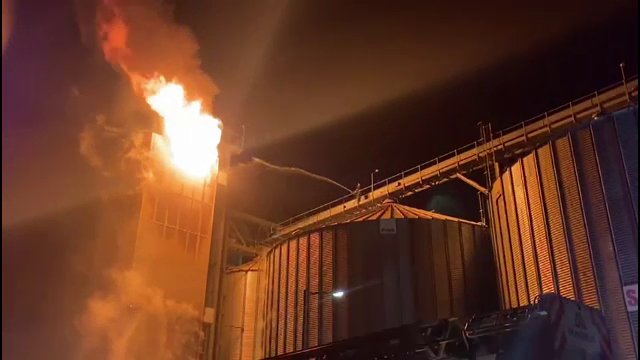 Incendiu devastator în județul Bacău. Un siloz de cereale a fost distrus de foc