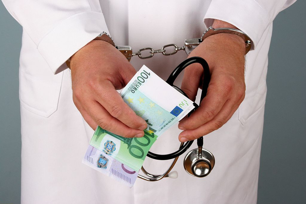 Un medic și un asistent din Mediaș, acuzați că cereau șpagă în bani și alimente pentru a aproba pensii de invaliditate