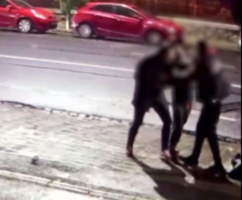 Vânzătorul dintr-un magazin alimentar, înjunghiat. Scena a fost surprinsă de camerele stradale din Brașov