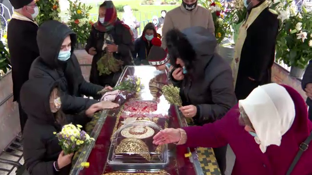 Peste 50.000 de oameni au fost la moaștele Sfintei Parascheva. Pelerinajul se va termina vineri