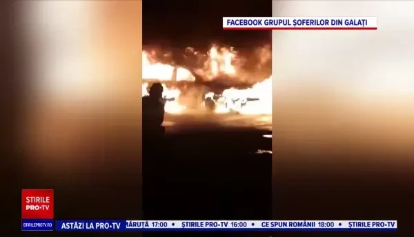 Mașinile dintr-o parcare au ars, în Galați. Proprietarii nu au putut să iasă din bloc pentru că s-a topit ușa