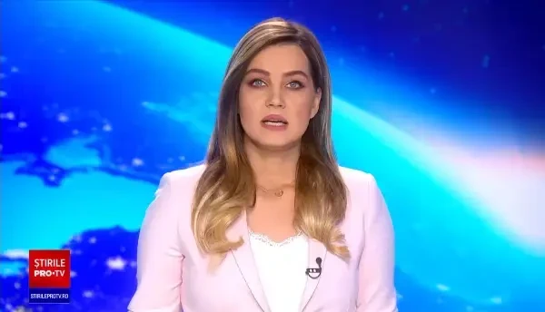 Mașinile dintr-o parcare au ars, în Galați. Proprietarii nu au putut să iasă din bloc pentru că s-a topit ușa