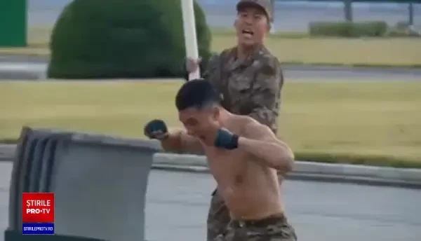 Soldații din Coreea de Nord cu ”pumnii de fier”. Demonstrații în fața lui Kim Jong-un