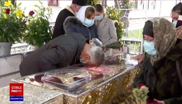 Peste 50.000 de oameni au fost la moaștele Sfintei Parascheva. Pelerinajul se va termina vineri