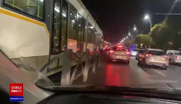 Pieton accidentat de tramvai, în Capitală. Bărbatul a fost transportat la spital