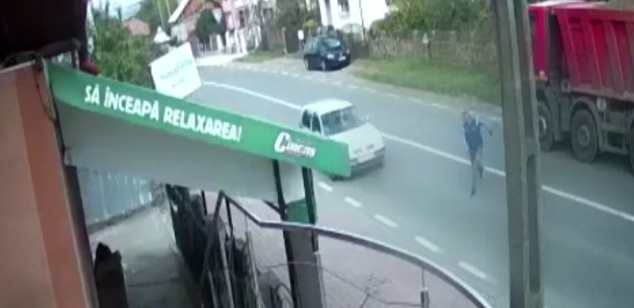 Un șofer de camion a fost lovit în plin de o mașină, după ce a încercat să traverseze strada fără să se asigure