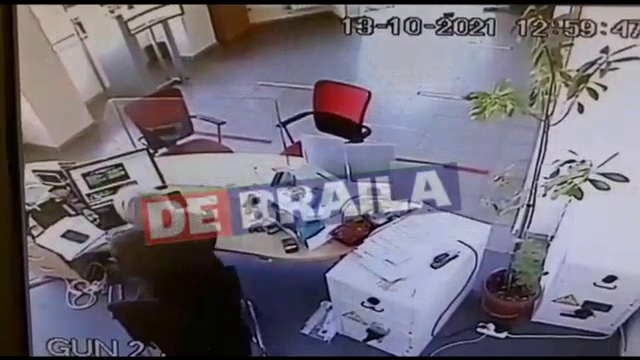 Bărbatul care a dat o spargere la o bancă din Brăila, căutat de polițiști. Ce sumă ar fi furat