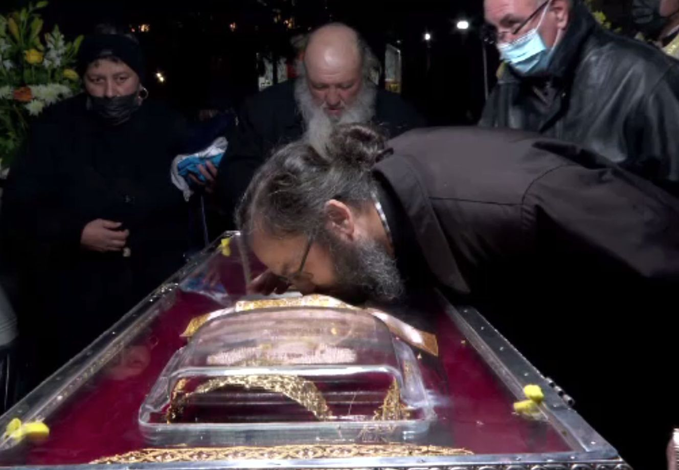 Mii de persoane au stat la coadă pentru a atinge moaștele Sfintei Parascheva