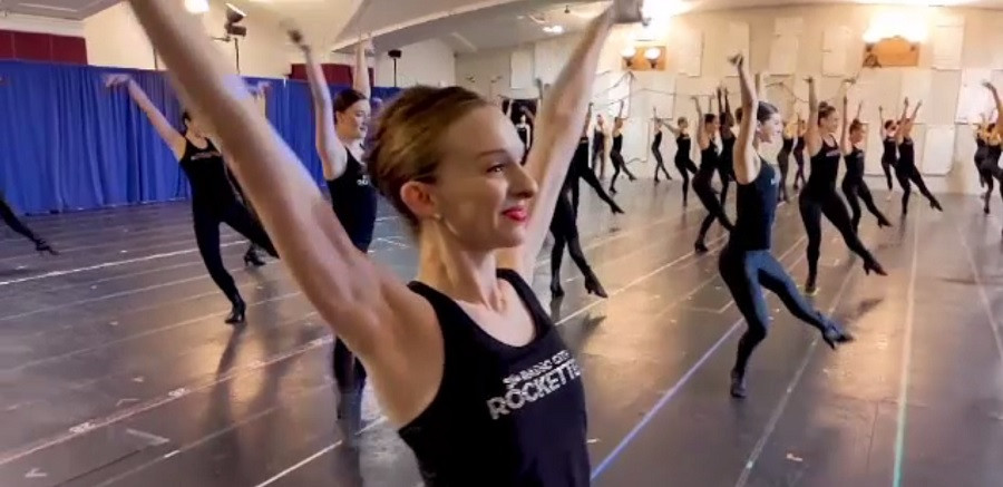 Dansatoarele The Rockettes pregătesc spectacolul pentru Crăciun. Imagini spectaculoase de la repetiții