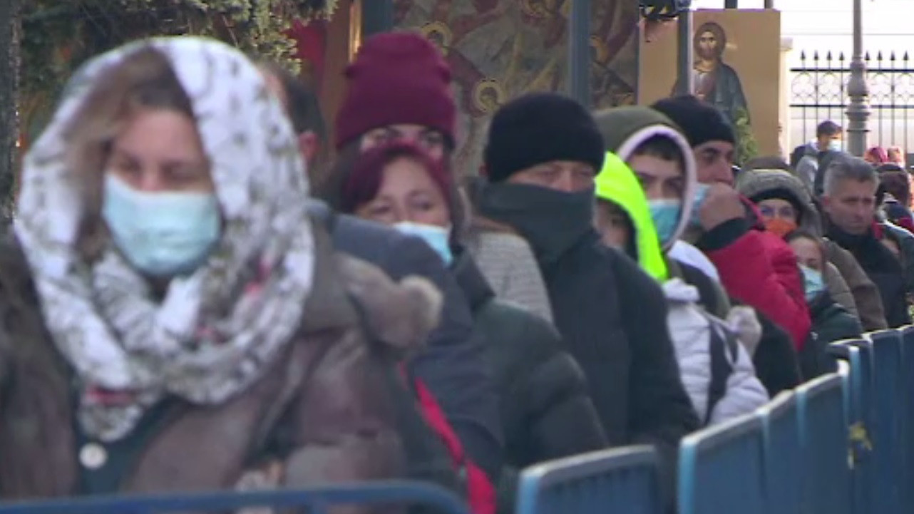 Credincioșii, fără frică de coronavirus la Sfânta Liturghie de la Iași: „Eu mă tem doar de Dumnezeu, în rest, de nimic”