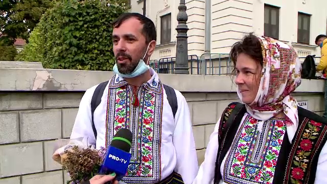 Peste 10.000 de credincioși în ultima zi la Sfânta Parascheva. "Ne-am organizat cu mască, unii vaccinaţi, unii nevaccinați"