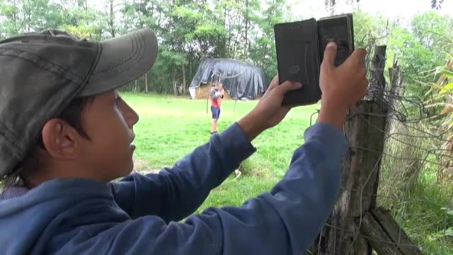 Peste 500.000 de elevi nu au dispozitive sau internet, la un an și jumătate de la debutul pandemiei: Am semnal aici, pe gard