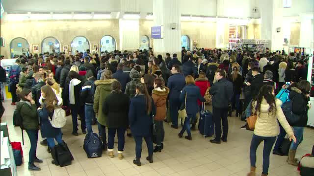 „Inspectorul PRO”. Pensionarii, puși să stea la cozile din gări pentru că nu-și pot accesa online cupoanele de călătorie