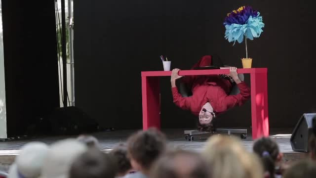 Cum să-ți creezi o atmosferă de teatru la tine acasă, pe timp de pandemie. Două artiste au inventat o recuzită specială