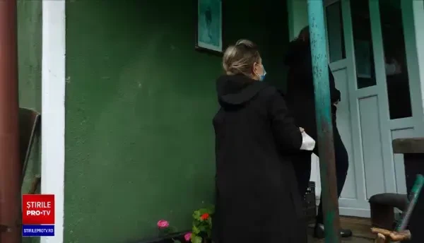 Bătrâni îngrijiți de o asociație din Baia Mare. Le duc alimente, medicamente și le fac curățenie în case