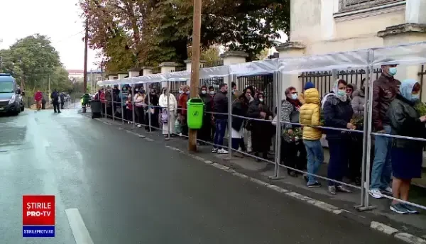 Credincioșii, fără frică de coronavirus la Sfânta Liturghie de la Iași: Eu mă tem doar de Dumnezeu, în rest, de nimic