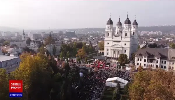 Credincioșii, fără frică de coronavirus la Sfânta Liturghie de la Iași: „Eu mă tem doar de Dumnezeu, în rest, de nimic”