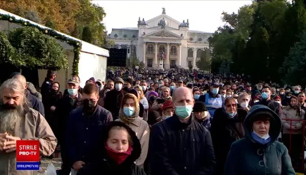 Marea dorință a unui cuplu venit la racla Sfintei Parascheva. „Suntem proaspăt căsătoriţi”