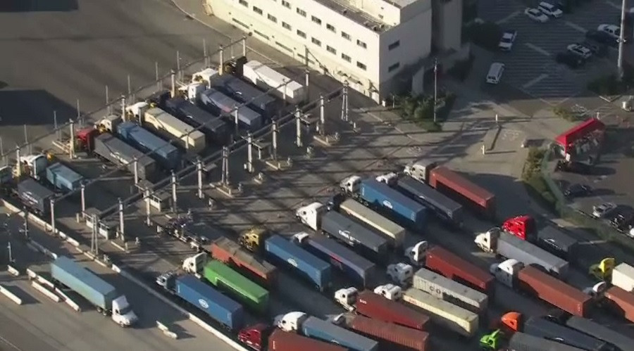 Criză din ce în ce mai mare în SUA. Administrația Biden nu garantează că oamenii își vor primi la timp comenzile de Crăciun