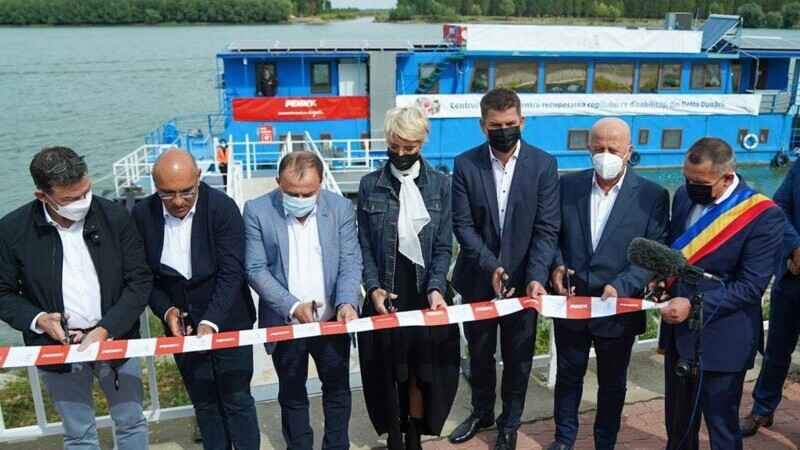 FOTO. Vaporul destinat copiilor cu dizabilităţi, inaugurat în urmă cu trei săptămâni de Raluca Turcan, s-a scufundat