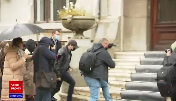 Tensiunile dintre USR și PNL rămân la cote înalte. Cioloș vrea să meargă în Parlament cu un guvern monocolor USR