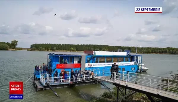 FOTO. Vaporul destinat copiilor cu dizabilităţi, inaugurat în urmă cu trei săptămâni de Raluca Turcan, s-a scufundat