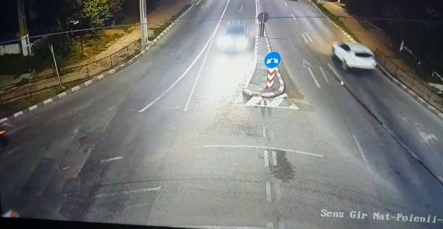 Accident demn de o cascadorie, la Constanța. Un șofer a sărit peste un sens giratoriu