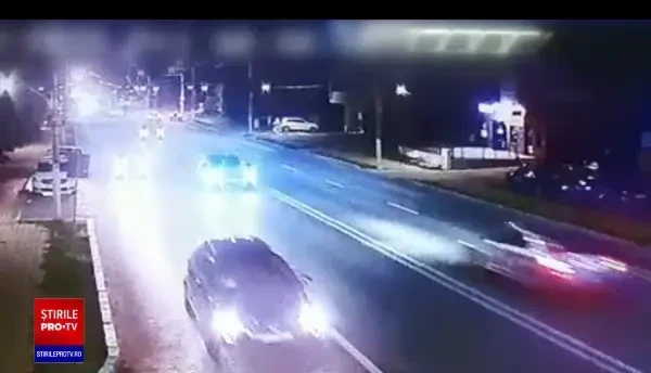 Accident demn de o cascadorie, la Constanța. Un șofer a sărit peste un sens giratoriu