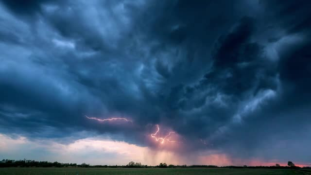 Ploile au lăsat cantități însemnate de apă în 5 județe din țară. Avertizări de inundații