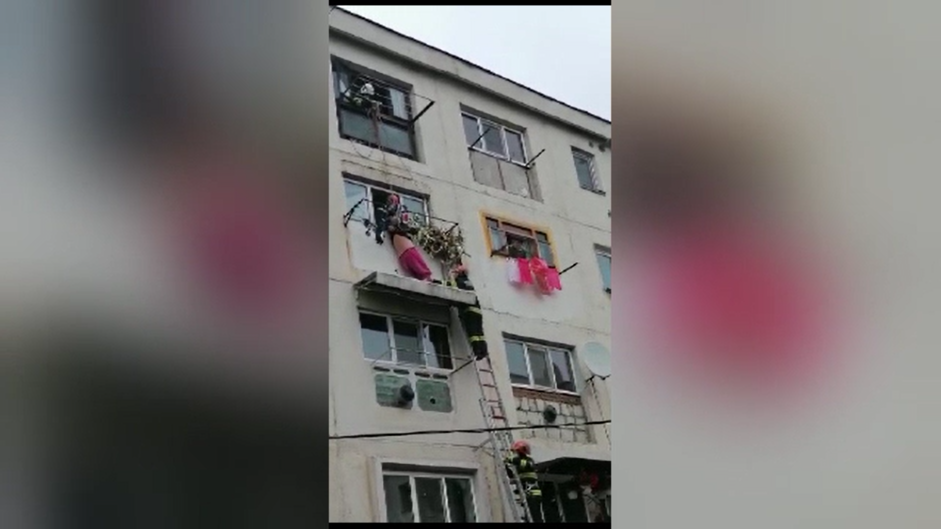 Un bărbat din Gorj a căzut de la etajul patru a unui bloc și a supraviețuit după ce s-a oprit în copertina unui vecin