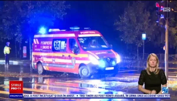 Accident în București cu un șofer de doar 18 ani. Mașina s-a rupt în două, în urma impactului
