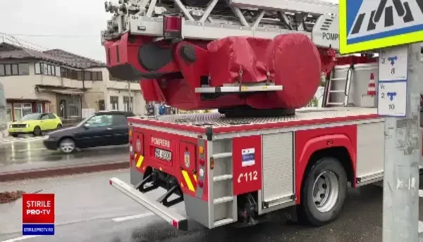 Accident puternic în București. O ambulanță aflată în misiune a fost lovită de o mașină