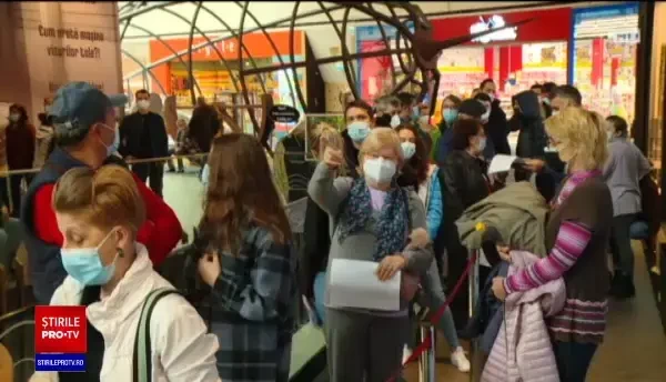Românii fac cozi la vaccinare: “Merg cu soțul, l-am convins. Nu suportăm să fim închiși”
