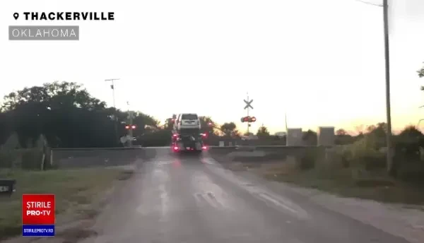 Momentul șocant în care un tren izbește din plin o platformă cu două mașini, blocată pe șine