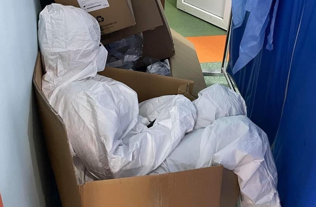 Imagine emoționantă din spital. O asistentă medicală epuizată a fost fotografiată în timp ce se odihnea într-o cutie