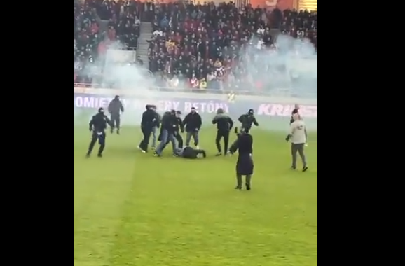 Violențe la meciul Spartak Trnava - Slovan Bratislava. Jocul a fost oprit din cauza suporterilor. VIDEO