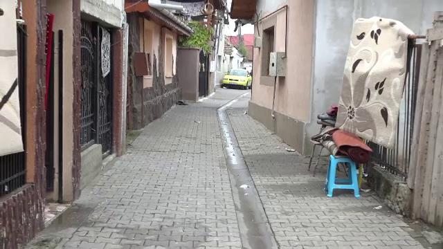 Un tânăr de 25 de ani, înjunghiat în spate de un vecin, pe stradă: ”A venit cu cuțitul să-l omoare”