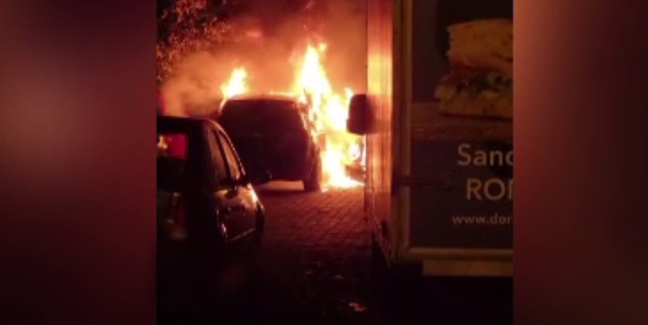 O mașină a ars precum o torță într-o parcare din Oradea. Focul ar fi fost pus intenționat