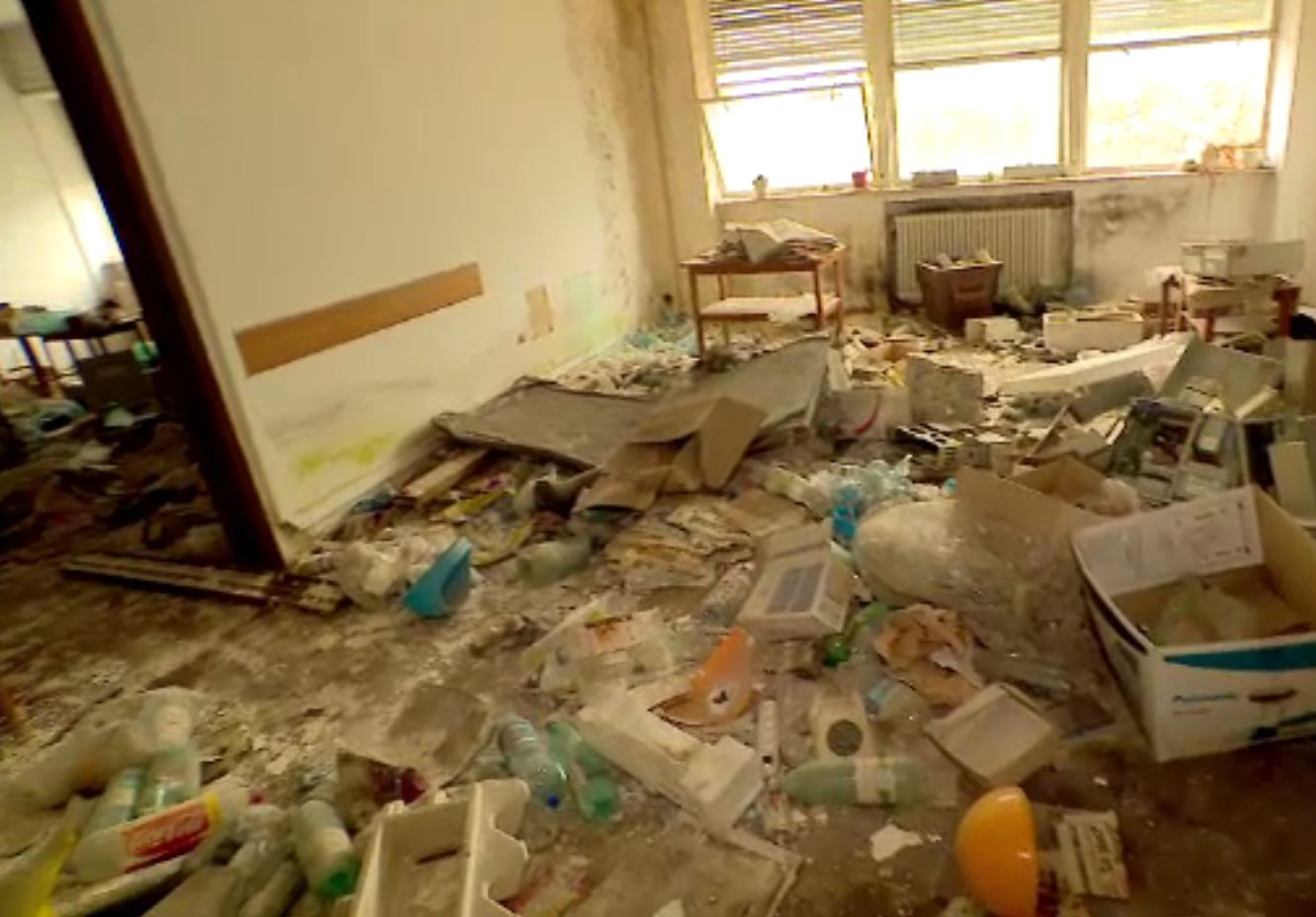 Ministerul Economiei stă să cadă peste angajați și contribuabili. Munți de gunoaie și dosare de arhivă, în moloz