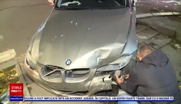 Un tânăr s-a ciocnit de o mașină a poliției, în Capitală. Puțin a lipsit ca mașinile să ajungă în Dâmbovița