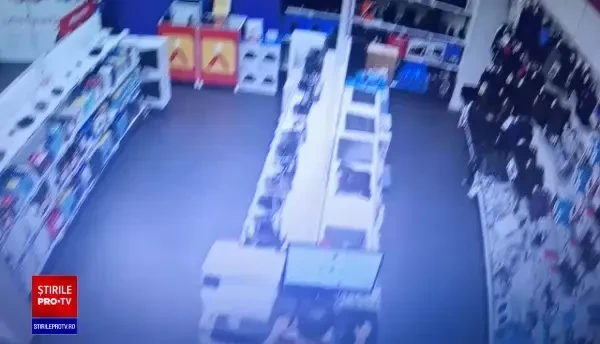 O femeie a fost filmată când a dat foc într-un magazin dintr-un mall din București
