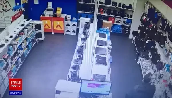 O femeie a fost filmată când a dat foc într-un magazin dintr-un mall