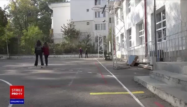 Anchete în Botoșani, după ce o profesoară și-ar fi îndemnat elevii să nu se vaccineze. Diana Șoșoacă îi este avocat