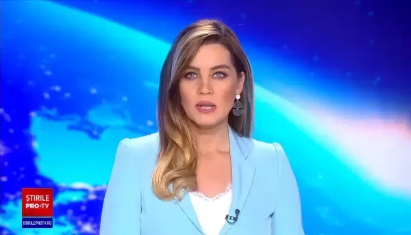 O mașină a ars precum o torță într-o parcare din Oradea. Focul ar fi fost pus intenționat