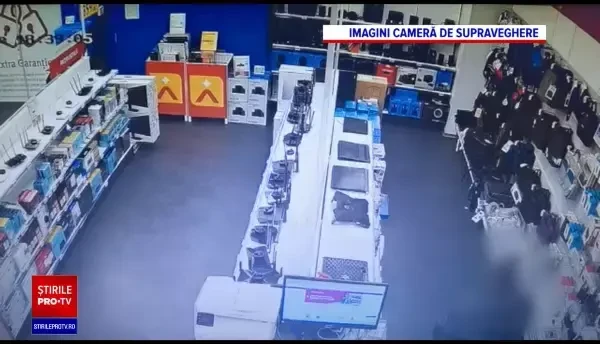 Femeia care a dat foc unui magazin de electronice dintr-un mall din București spune că era nervoasă. Cum a fost prinsă