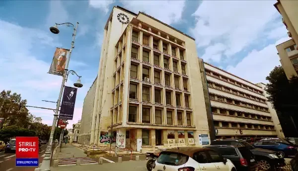 Ministerul Economiei stă să cadă peste angajați și contribuabili. Munți de gunoaie și dosare de arhivă, în moloz