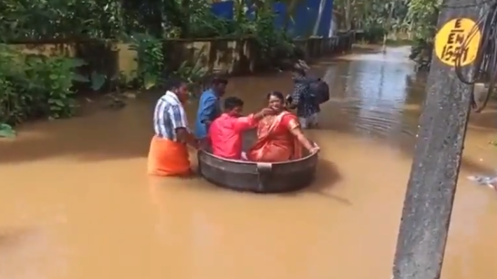 VIDEO Doi miri din India au mers spre nuntă, pe străzile inundate, cu ajutorul unei oale de gătit imense