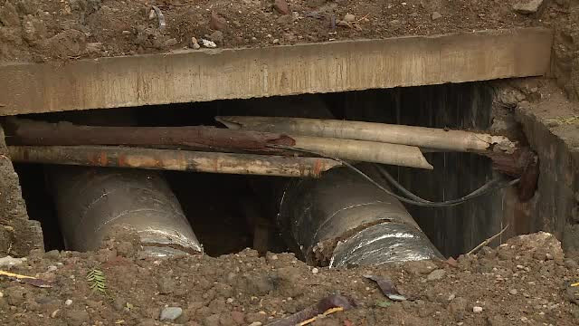 Un copil a căzut într-o groapă săpată de Termoenergetica și a suferit arsuri. Reacția companiei