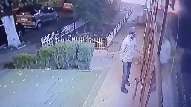 Un tânăr de 18 ani, acuzat că a tâlhărit o angajată a unei săli de jocuri. A fost arestat pentru 30 de zile