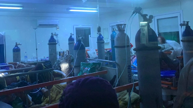 Spitalele din România caută soluții disperate pentru a primi pacienții bolnavi. Unii sunt îngrămădiți în containere